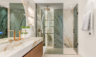 Lujoso apartamento reformado con vistas al mar en venta en un exclusivo complejo de playa en Los Monteros, Marbella Este 778375 