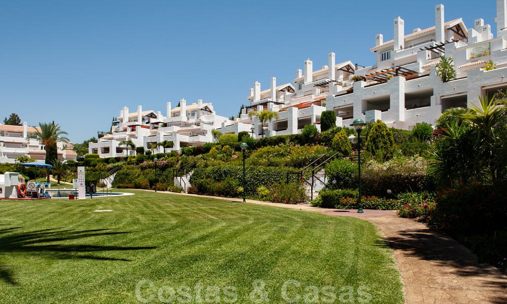Elegante apartamento reformado con vistas al mar en venta en un exclusivo complejo de playa en Los Monteros, Marbella Este 776367