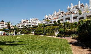 Elegante apartamento reformado con vistas al mar en venta en un exclusivo complejo de playa en Los Monteros, Marbella Este 776367 
