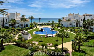 Elegante apartamento reformado con vistas al mar en venta en un exclusivo complejo de playa en Los Monteros, Marbella Este 776649 