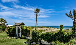 Elegante apartamento reformado con vistas al mar en venta en un exclusivo complejo de playa en Los Monteros, Marbella Este 776650 