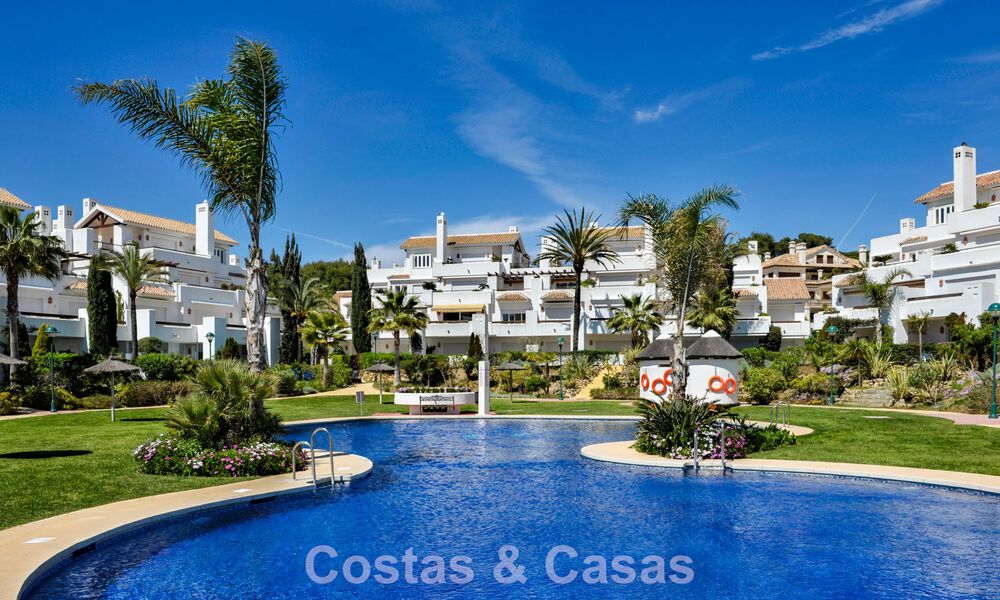 Elegante apartamento reformado con vistas al mar en venta en un exclusivo complejo de playa en Los Monteros, Marbella Este 776651