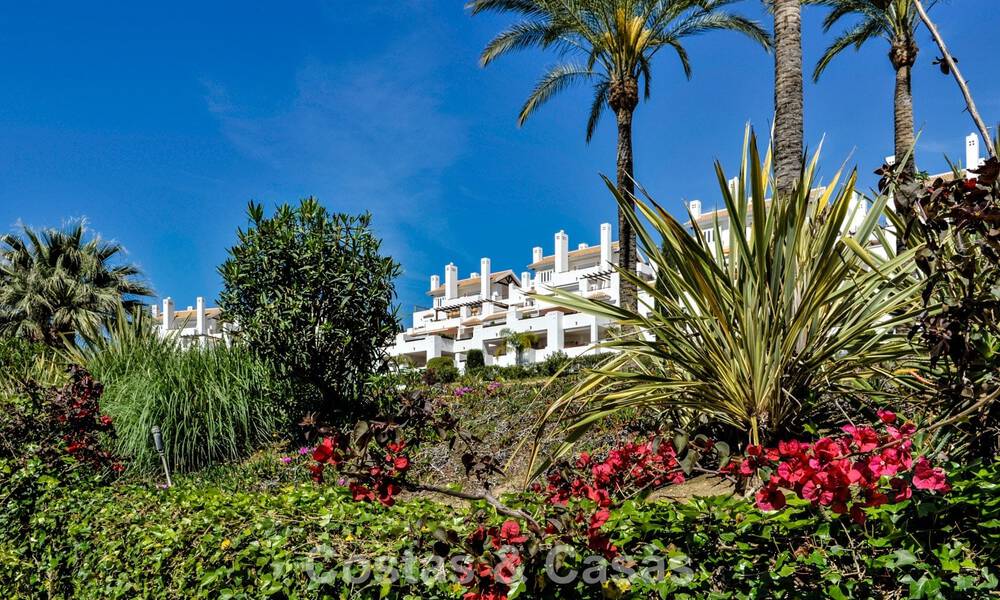 Elegante apartamento reformado con vistas al mar en venta en un exclusivo complejo de playa en Los Monteros, Marbella Este 776654