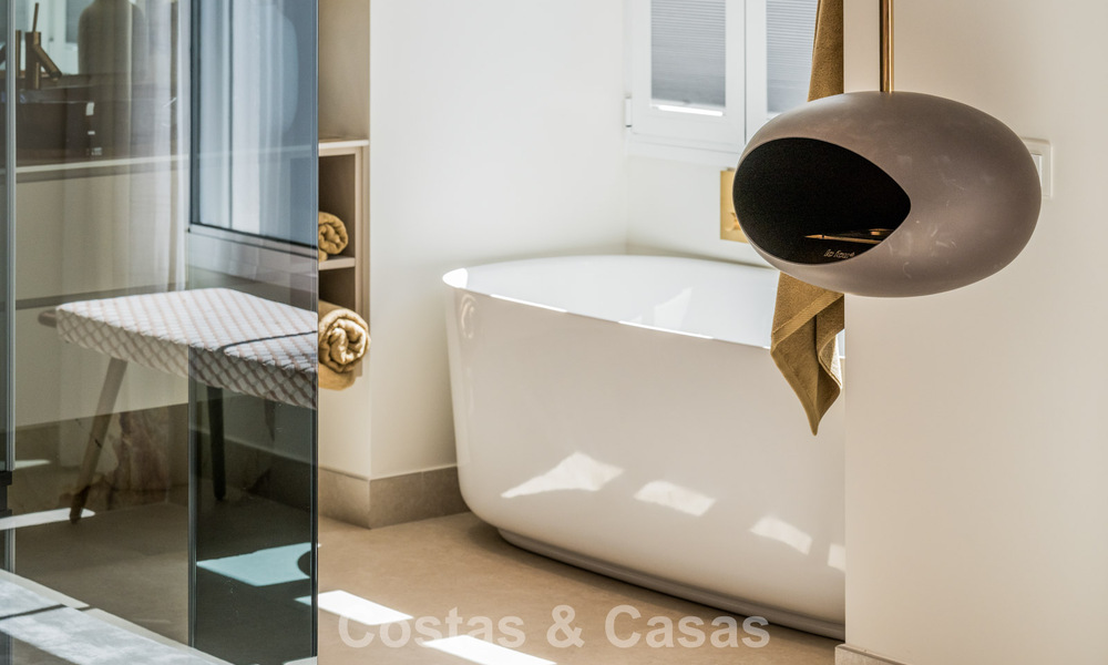 Elegante apartamento reformado con vistas al mar en venta en un exclusivo complejo de playa en Los Monteros, Marbella Este 778379