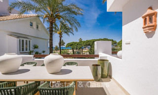 Elegante apartamento reformado con vistas al mar en venta en un exclusivo complejo de playa en Los Monteros, Marbella Este 778384 