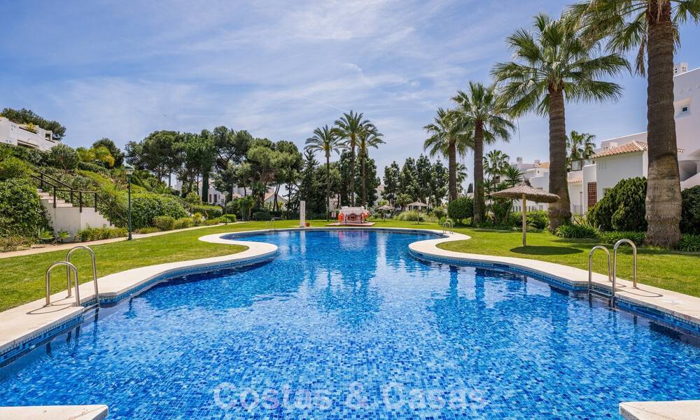 Elegante apartamento reformado con vistas al mar en venta en un exclusivo complejo de playa en Los Monteros, Marbella Este 778386