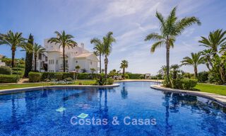 Elegante apartamento reformado con vistas al mar en venta en un exclusivo complejo de playa en Los Monteros, Marbella Este 778387 