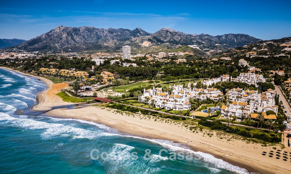 Elegante apartamento reformado con vistas al mar en venta en un exclusivo complejo de playa en Los Monteros, Marbella Este 778388