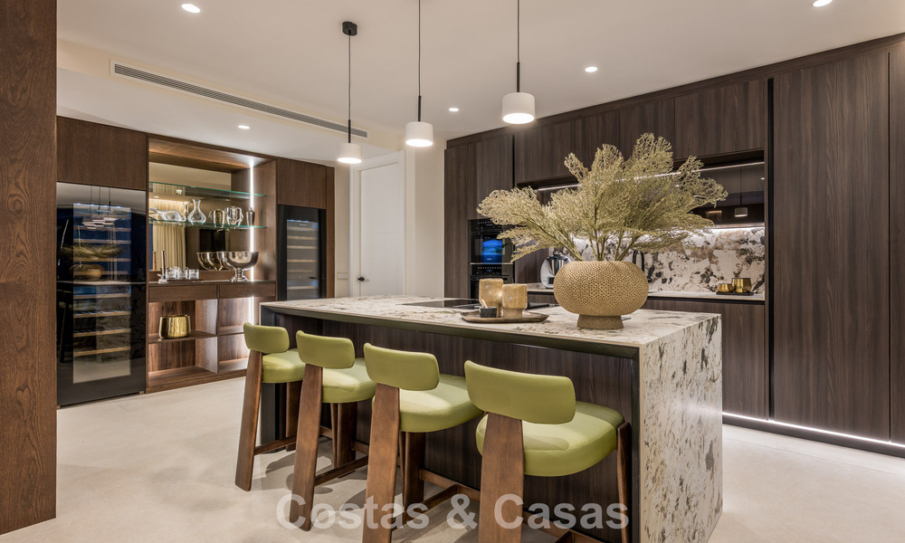 Elegante apartamento reformado con vistas al mar en venta en un exclusivo complejo de playa en Los Monteros, Marbella Este 778389