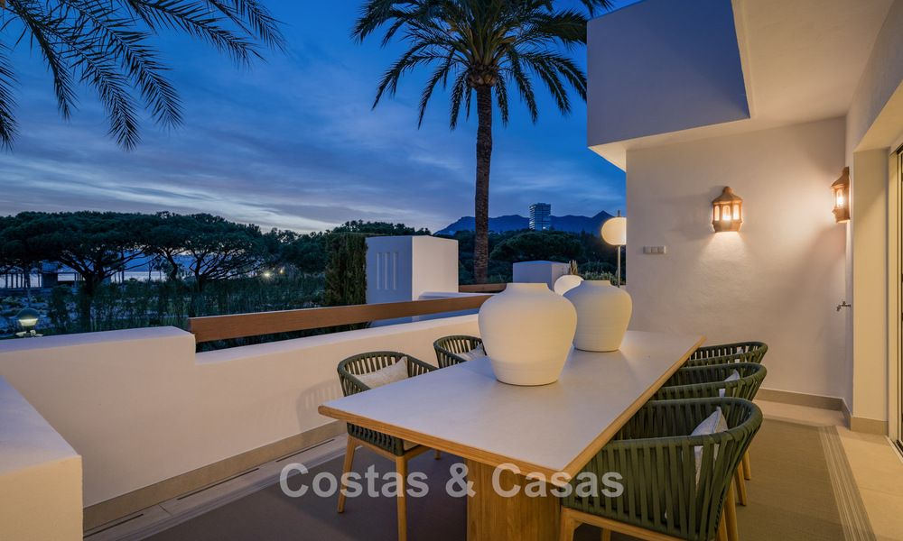 Elegante apartamento reformado con vistas al mar en venta en un exclusivo complejo de playa en Los Monteros, Marbella Este 778390