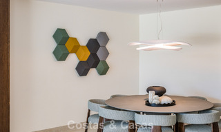 Elegante apartamento reformado con vistas al mar en venta en un exclusivo complejo de playa en Los Monteros, Marbella Este 778392 