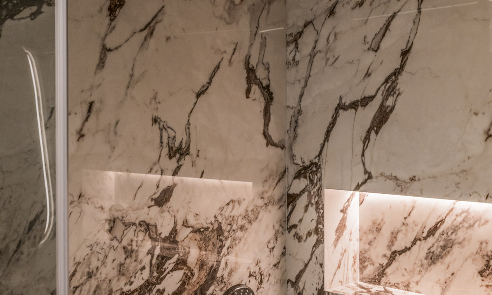 Elegante apartamento reformado con vistas al mar en venta en un exclusivo complejo de playa en Los Monteros, Marbella Este 778401