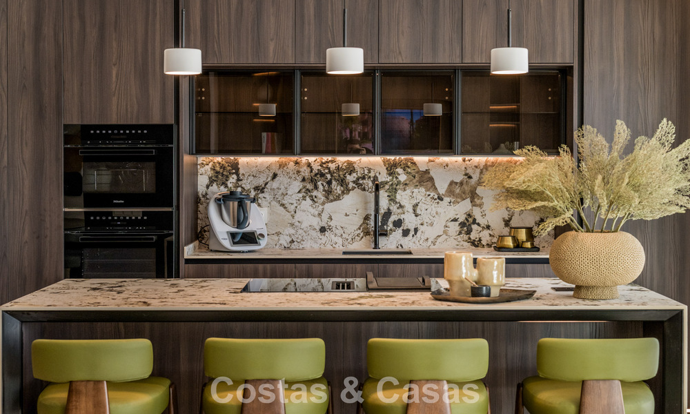 Elegante apartamento reformado con vistas al mar en venta en un exclusivo complejo de playa en Los Monteros, Marbella Este 778403