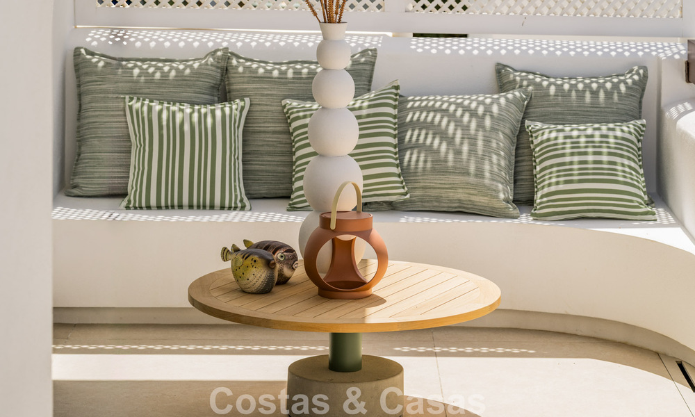 Elegante apartamento reformado con vistas al mar en venta en un exclusivo complejo de playa en Los Monteros, Marbella Este 778409