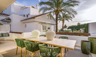 Elegante apartamento reformado con vistas al mar en venta en un exclusivo complejo de playa en Los Monteros, Marbella Este 778410 