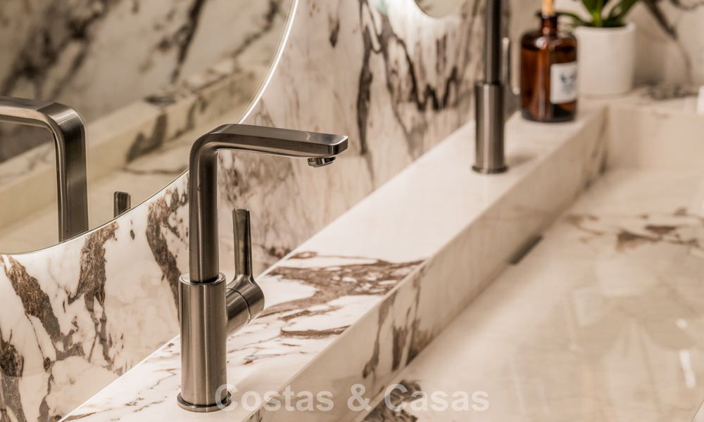 Elegante apartamento reformado con vistas al mar en venta en un exclusivo complejo de playa en Los Monteros, Marbella Este 778412