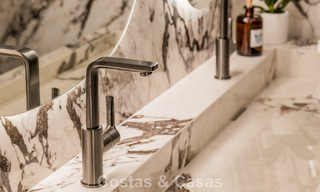 Elegante apartamento reformado con vistas al mar en venta en un exclusivo complejo de playa en Los Monteros, Marbella Este 778412 