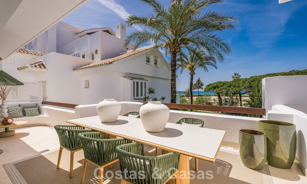 Elegante apartamento reformado con vistas al mar en venta en un exclusivo complejo de playa en Los Monteros, Marbella Este 778415
