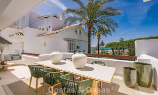 Elegante apartamento reformado con vistas al mar en venta en un exclusivo complejo de playa en Los Monteros, Marbella Este 778415 