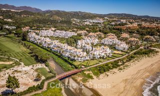 Elegante apartamento reformado con vistas al mar en venta en un exclusivo complejo de playa en Los Monteros, Marbella Este 778417 
