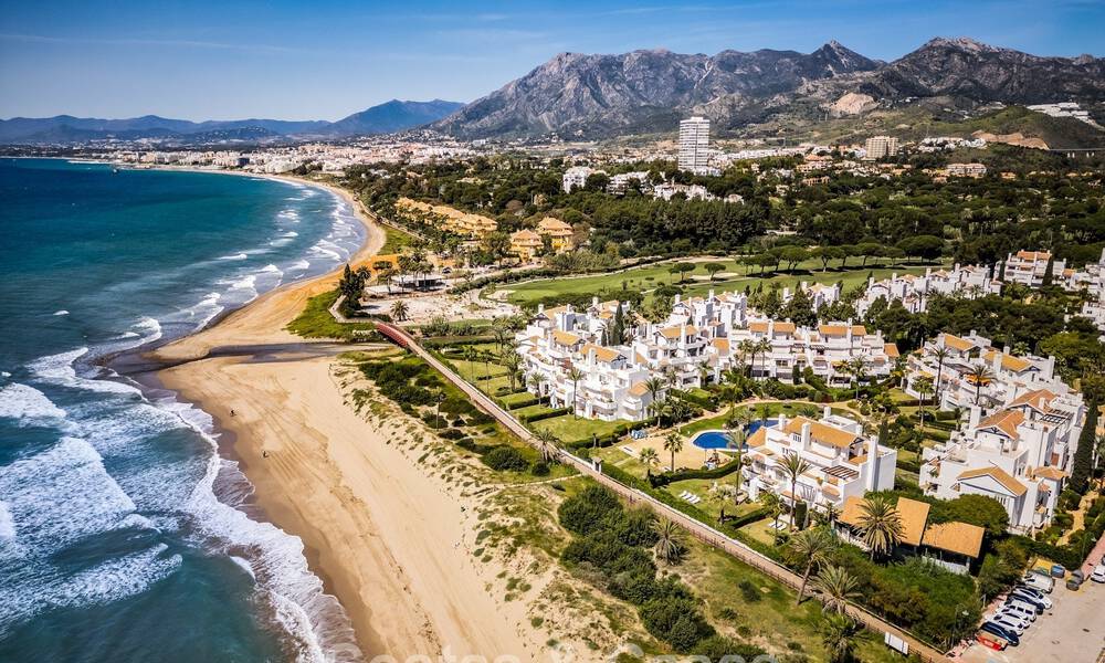 Elegante apartamento reformado con vistas al mar en venta en un exclusivo complejo de playa en Los Monteros, Marbella Este 778418