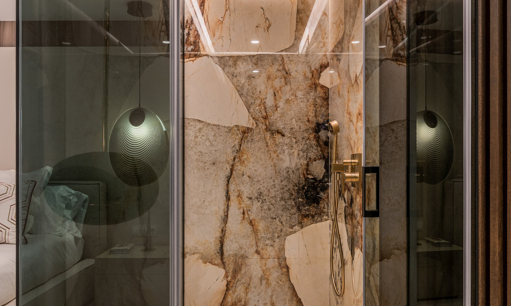 Elegante apartamento reformado con vistas al mar en venta en un exclusivo complejo de playa en Los Monteros, Marbella Este 778419