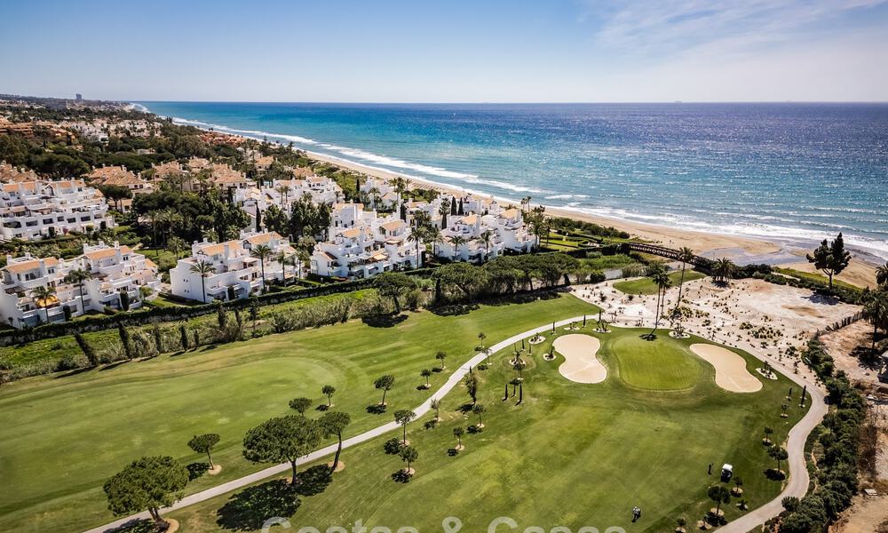 Elegante apartamento reformado con vistas al mar en venta en un exclusivo complejo de playa en Los Monteros, Marbella Este 778422