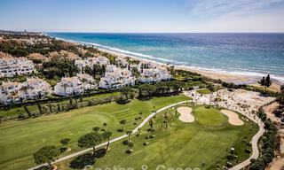 Elegante apartamento reformado con vistas al mar en venta en un exclusivo complejo de playa en Los Monteros, Marbella Este 778422 
