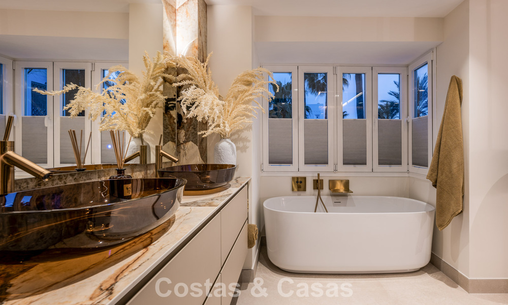 Elegante apartamento reformado con vistas al mar en venta en un exclusivo complejo de playa en Los Monteros, Marbella Este 778423