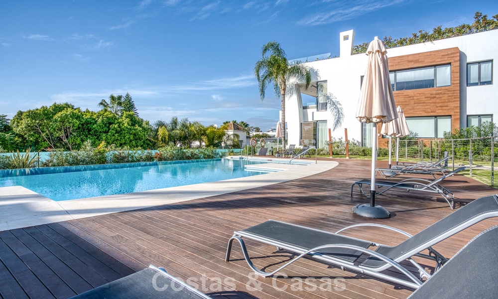 Lujoso apartamento dúplex en venta con vistas al mar en un complejo de alta gama en Sierra Blanca en la Milla de Oro de Marbella 774590