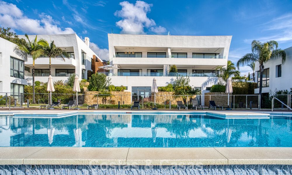 Lujoso apartamento dúplex en venta con vistas al mar en un complejo de alta gama en Sierra Blanca en la Milla de Oro de Marbella 774595
