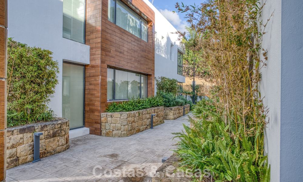 Lujoso apartamento dúplex en venta con vistas al mar en un complejo de alta gama en Sierra Blanca en la Milla de Oro de Marbella 774606