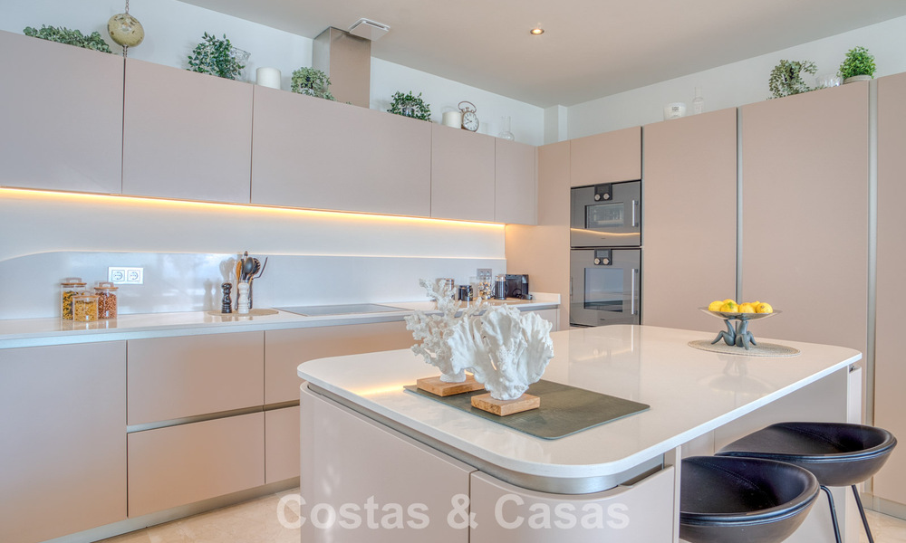 Lujoso apartamento dúplex en venta con vistas al mar en un complejo de alta gama en Sierra Blanca en la Milla de Oro de Marbella 774620