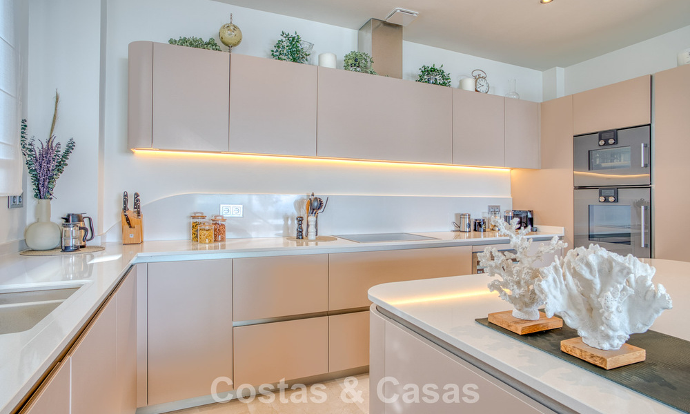 Lujoso apartamento dúplex en venta con vistas al mar en un complejo de alta gama en Sierra Blanca en la Milla de Oro de Marbella 774621
