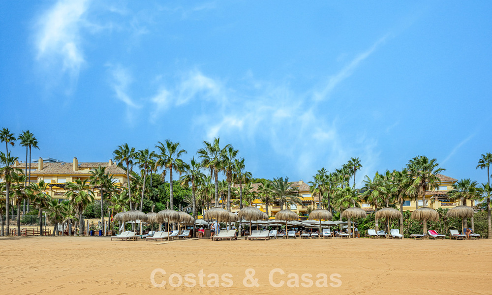 Amplio apartamento de 3 dormitorios con vistas panorámicas al mar en venta en un complejo de playa al este del centro de Marbella 774629