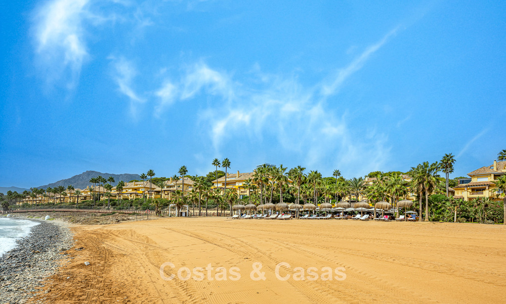 Amplio apartamento de 3 dormitorios con vistas panorámicas al mar en venta en un complejo de playa al este del centro de Marbella 774636