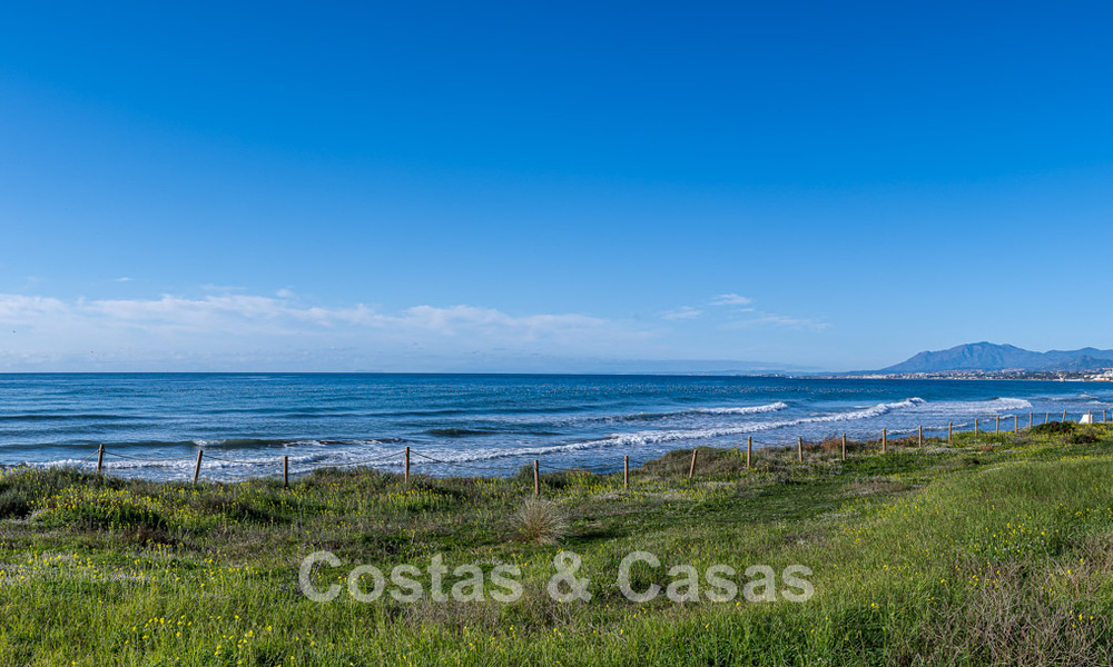 Amplio apartamento de 3 dormitorios con vistas panorámicas al mar en venta en un complejo de playa al este del centro de Marbella 774652