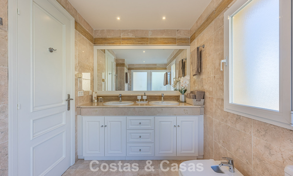 Amplio apartamento de 3 dormitorios con vistas panorámicas al mar en venta en un complejo de playa al este del centro de Marbella 774658