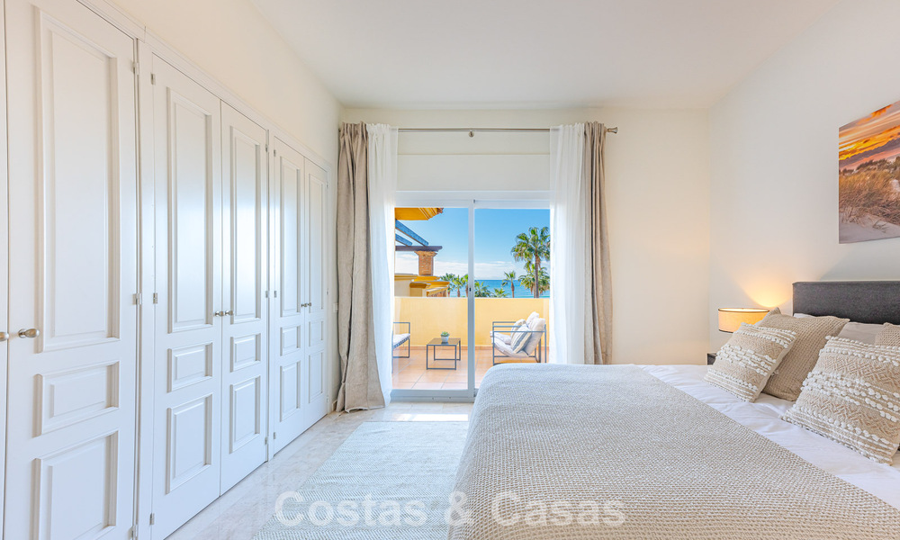 Amplio apartamento de 3 dormitorios con vistas panorámicas al mar en venta en un complejo de playa al este del centro de Marbella 774660