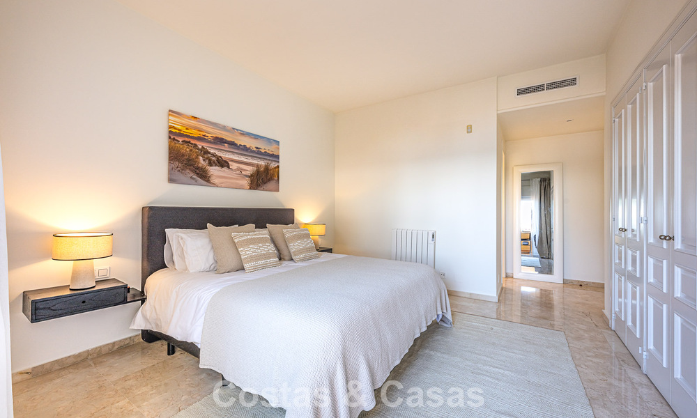 Amplio apartamento de 3 dormitorios con vistas panorámicas al mar en venta en un complejo de playa al este del centro de Marbella 774661