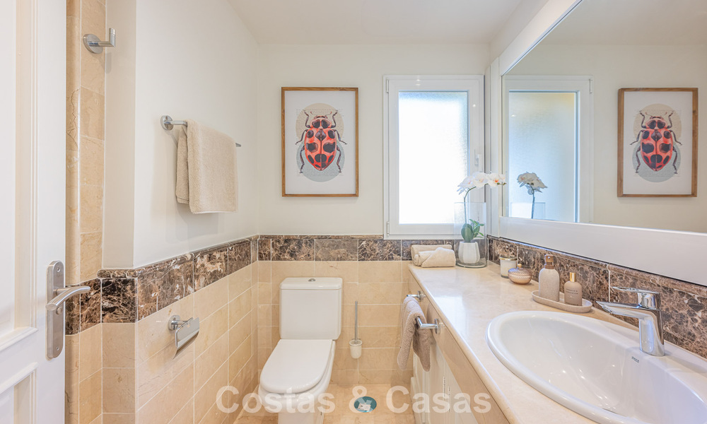 Amplio apartamento de 3 dormitorios con vistas panorámicas al mar en venta en un complejo de playa al este del centro de Marbella 774669