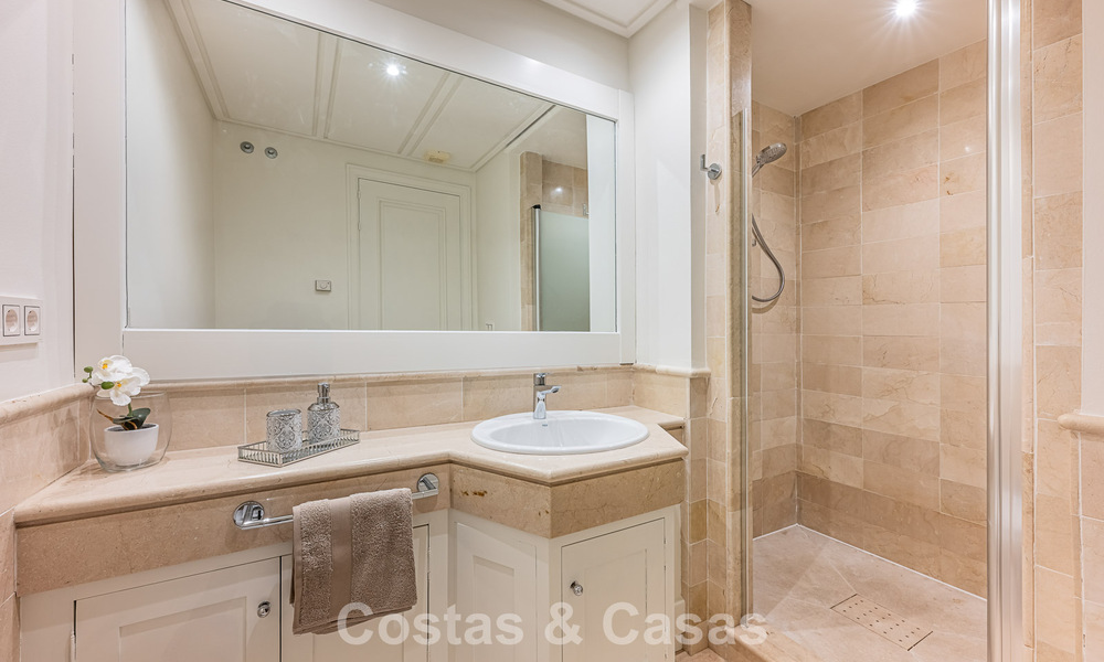 Amplio apartamento de 3 dormitorios con vistas panorámicas al mar en venta en un complejo de playa al este del centro de Marbella 774675