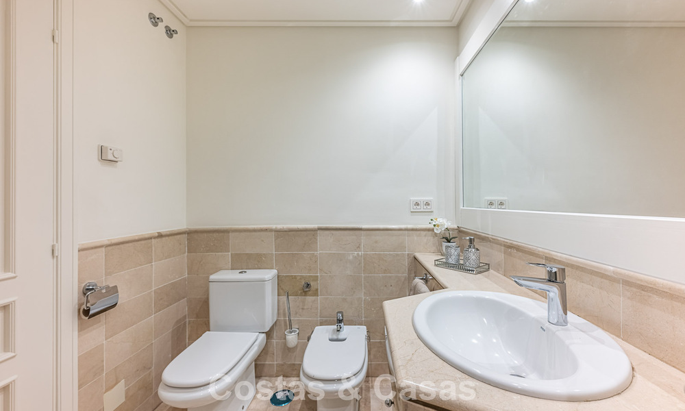 Amplio apartamento de 3 dormitorios con vistas panorámicas al mar en venta en un complejo de playa al este del centro de Marbella 774676