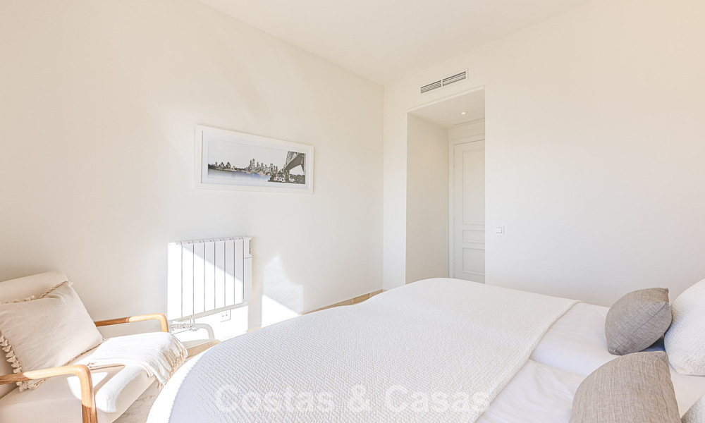 Amplio apartamento de 3 dormitorios con vistas panorámicas al mar en venta en un complejo de playa al este del centro de Marbella 774680