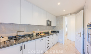 Amplio apartamento de 3 dormitorios con vistas panorámicas al mar en venta en un complejo de playa al este del centro de Marbella 774683 