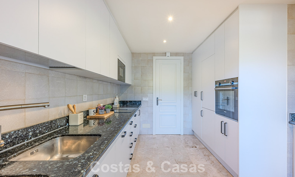 Amplio apartamento de 3 dormitorios con vistas panorámicas al mar en venta en un complejo de playa al este del centro de Marbella 774684