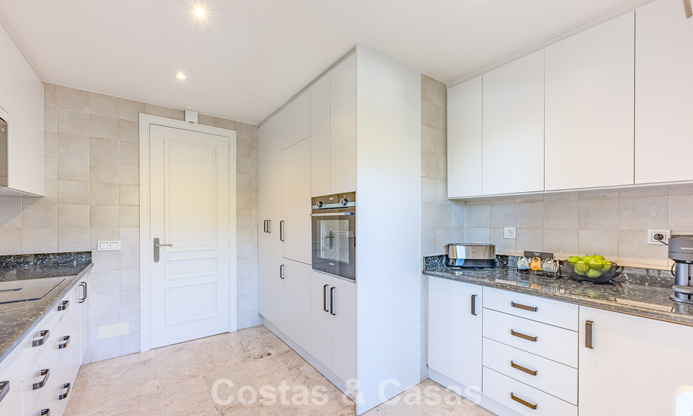 Amplio apartamento de 3 dormitorios con vistas panorámicas al mar en venta en un complejo de playa al este del centro de Marbella 774685