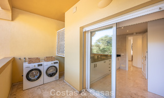 Amplio apartamento de 3 dormitorios con vistas panorámicas al mar en venta en un complejo de playa al este del centro de Marbella 774688 