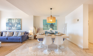 Amplio apartamento de 3 dormitorios con vistas panorámicas al mar en venta en un complejo de playa al este del centro de Marbella 774692 