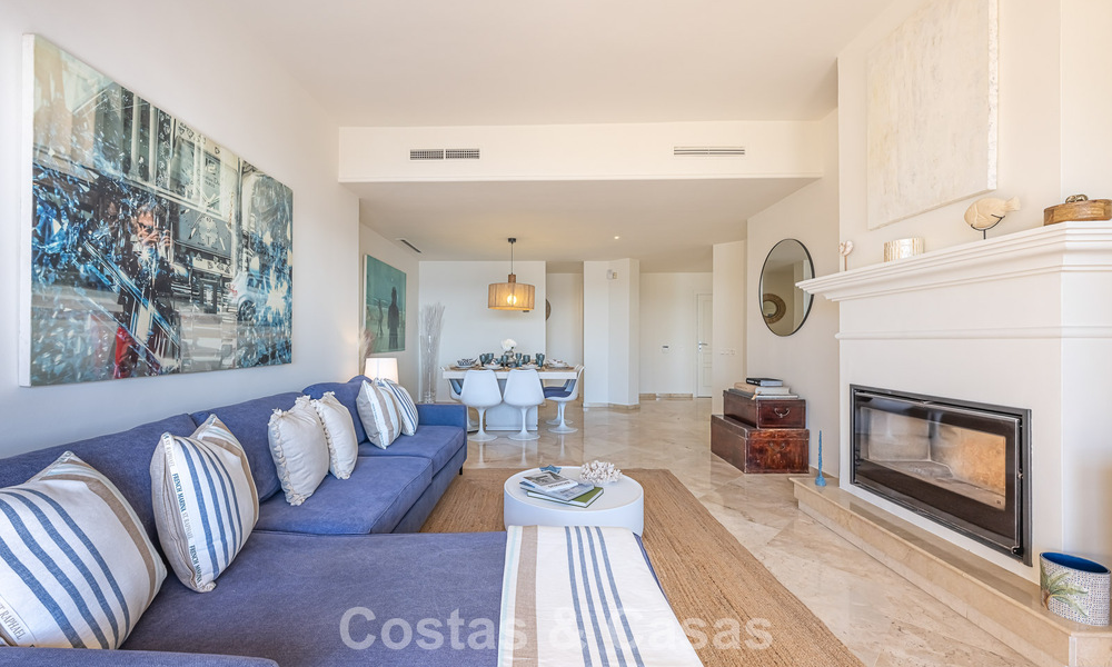 Amplio apartamento de 3 dormitorios con vistas panorámicas al mar en venta en un complejo de playa al este del centro de Marbella 774695
